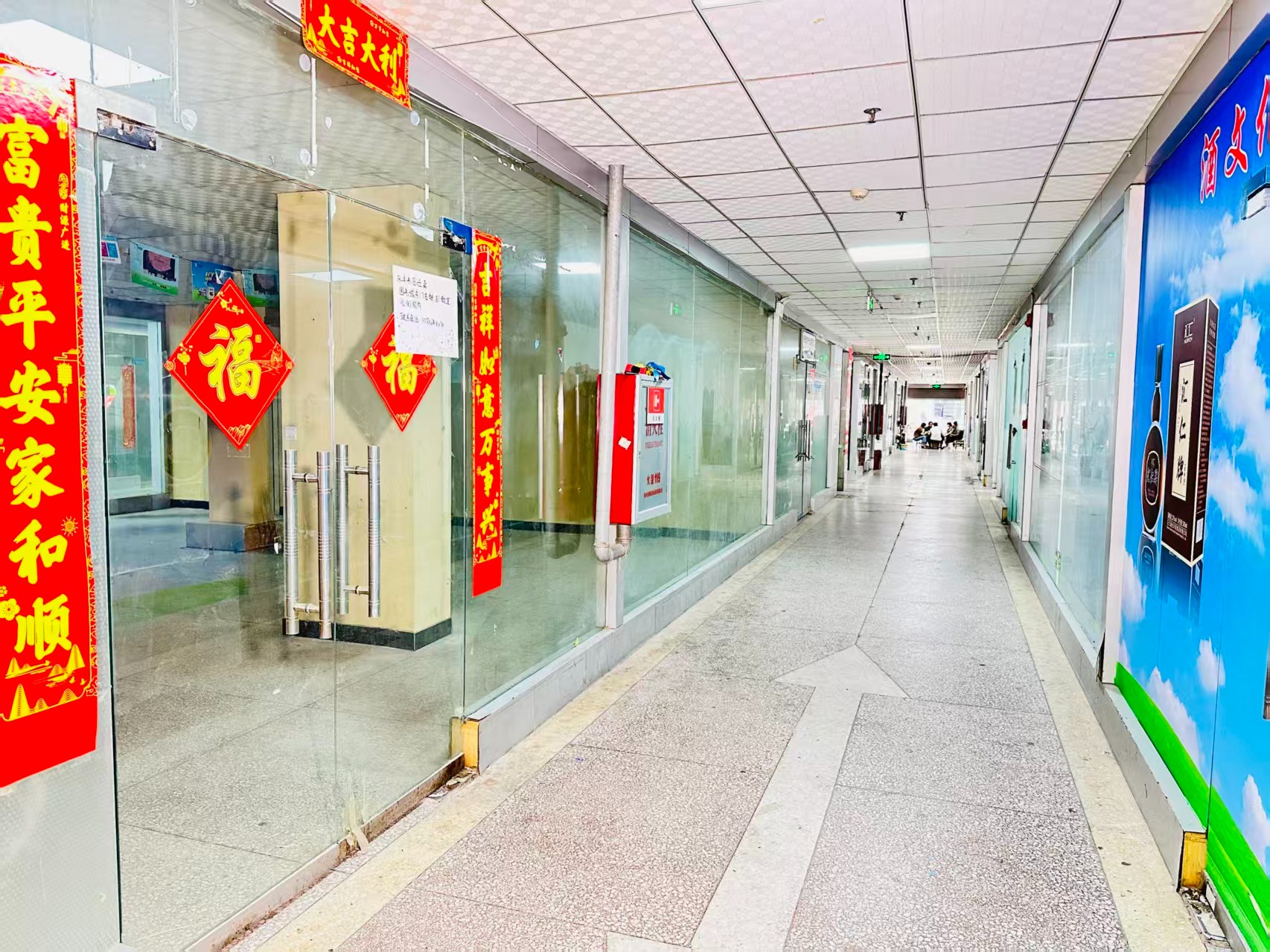 丽春东路园区位于洛阳市老城区春都路商贸核心区域，周边商业氛围成熟，交通便利，配套完善。依托传统副食品商贸资源，园区具备良好的经营基础和人气优势，是企业办公、商品展示、批发零售及创业发展的理想选择。